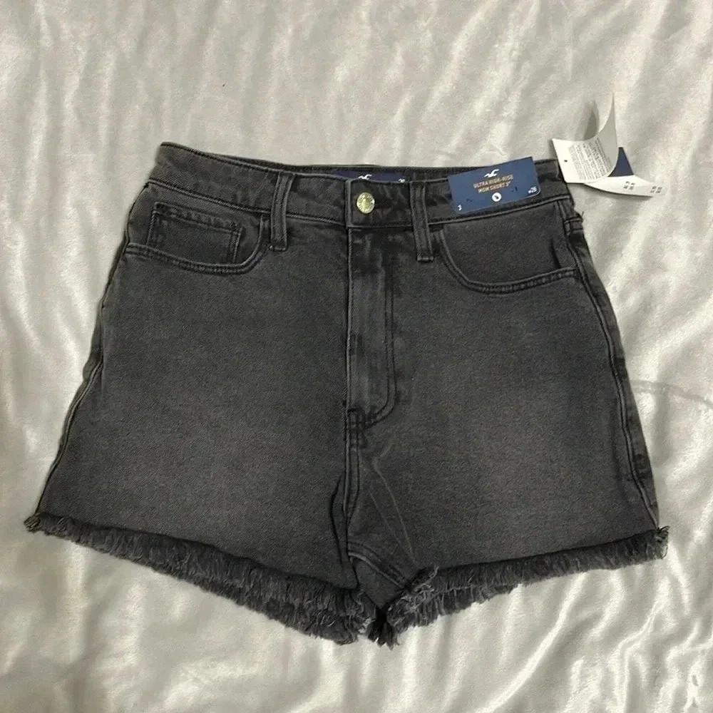 NWTs Hollister Mom Shorts 3’’